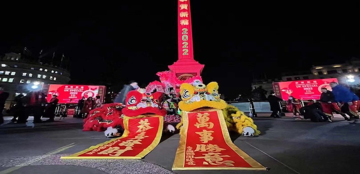 倫敦特拉法加廣場(chǎng)除夕夜亮起“中國(guó)紅”